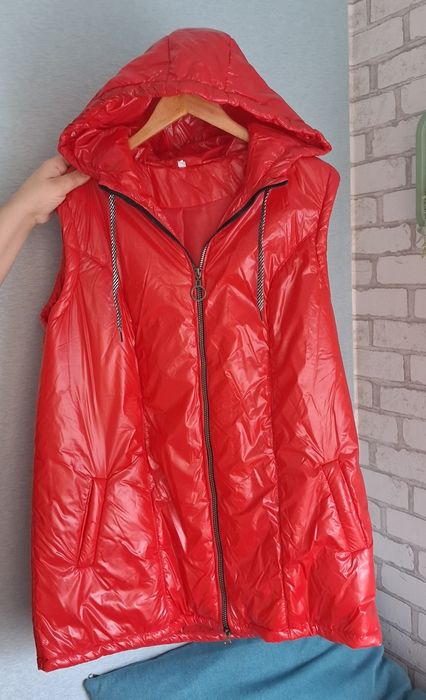Жіночий жилет червоний
