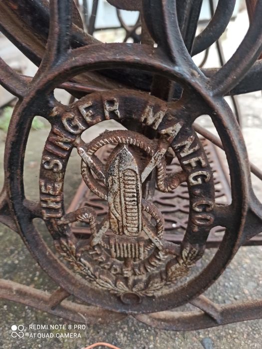 Antyczna maszyna do szycia Singer – kompletna, na żeliwnym stojaku