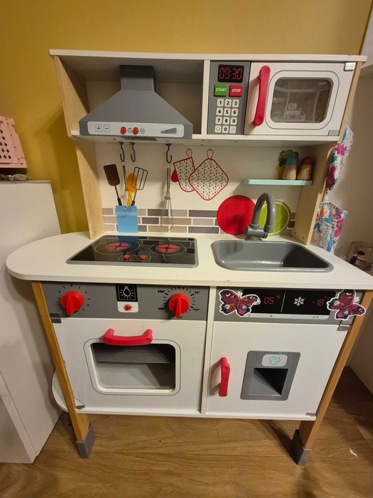 Drewniana kuchnia dla dzieci