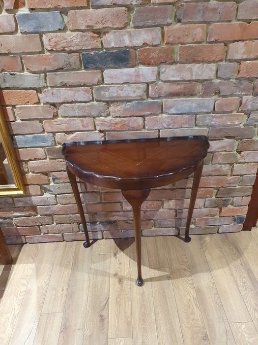 Stary piękny stolik konsolka