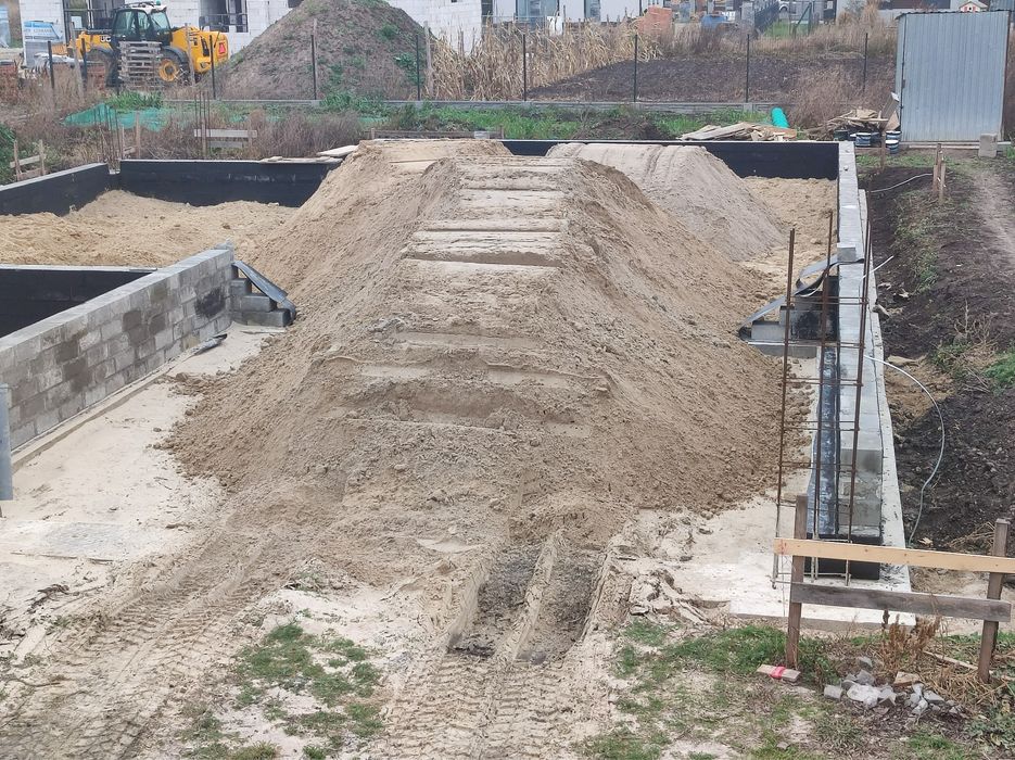 Piach, Piasek kopany pod fundamenty do zagęszczenia żwir płukany