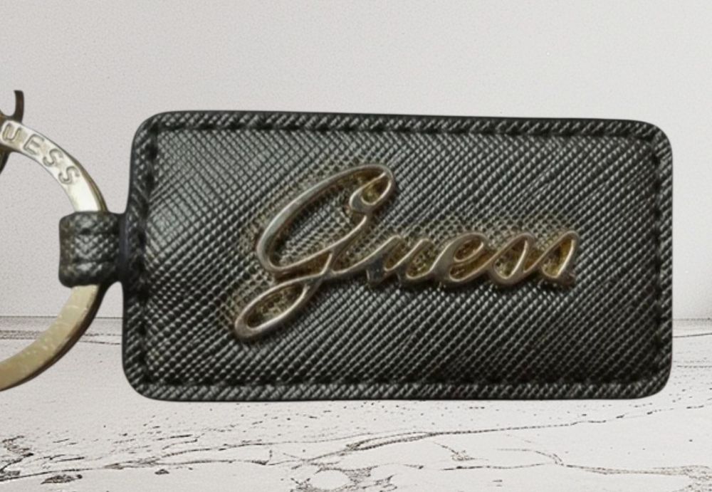 Porta Chaves Guess