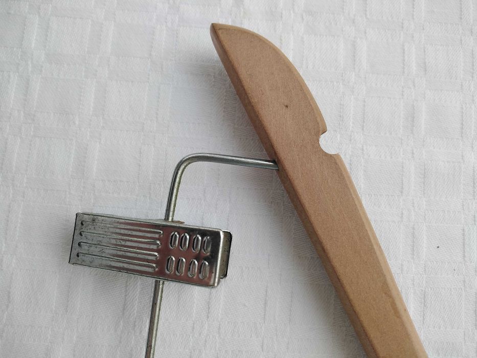 Cinco cabides de madeira