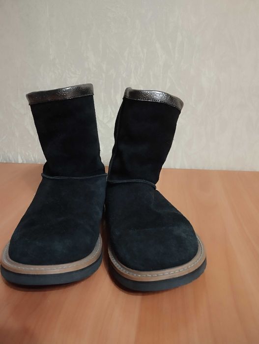Черевики жіночі зимові 36 розмір, довжина устілки 22 см.