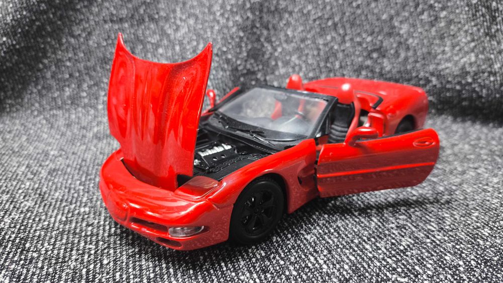 Модель Chevrolet Corvette 1997 масштаб 1:24 Bburago Italy