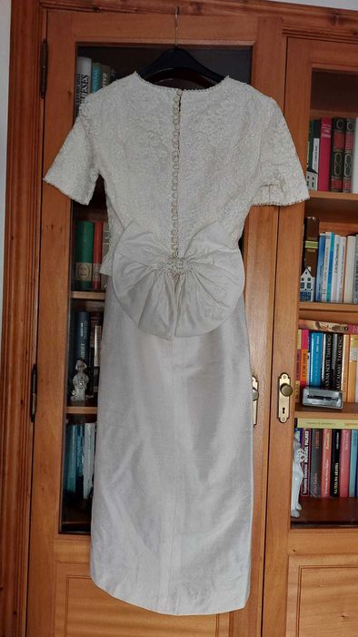Vestido de noiva impecável, moderno com luvas e sapatos