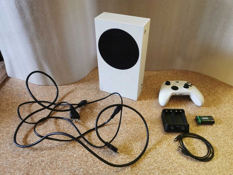 Xbox Series S 512 GB z akumlatorami do pada