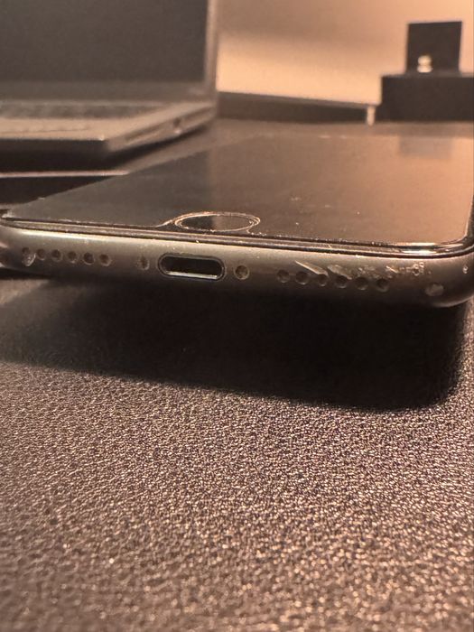 iPhone 8 128GB, case + folia