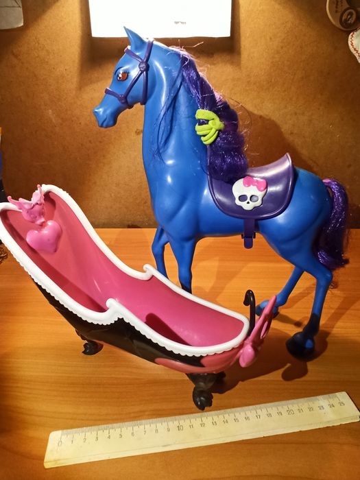 Меблі monster high. Ліжко, ванночка, шафка, туалетний столик, кінь