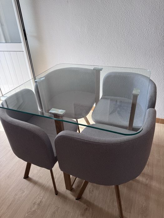 Mesa de jantar com 4 cadeiras estofadas modernas, Tampo rm vidro design elegante. Em perfeito estado