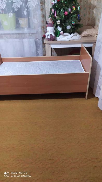 Дитяча кроватка майже не користувалися