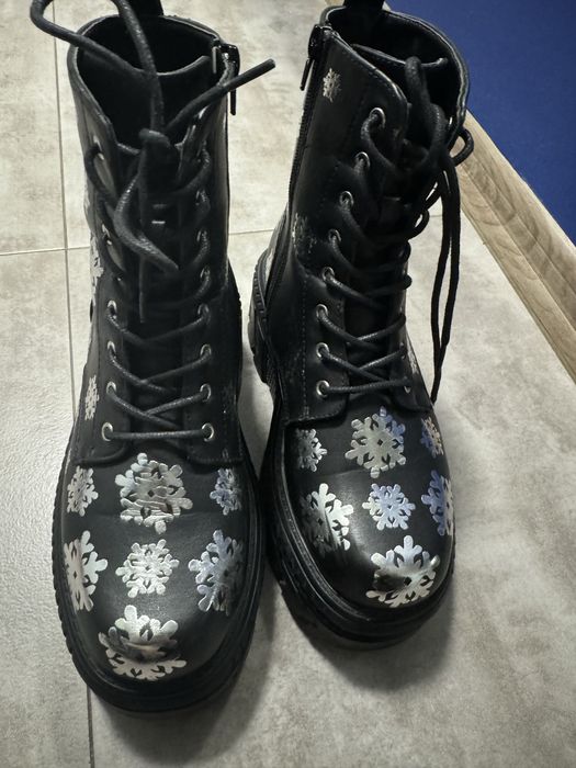 Trapery Koi Footwear w śnieżynki