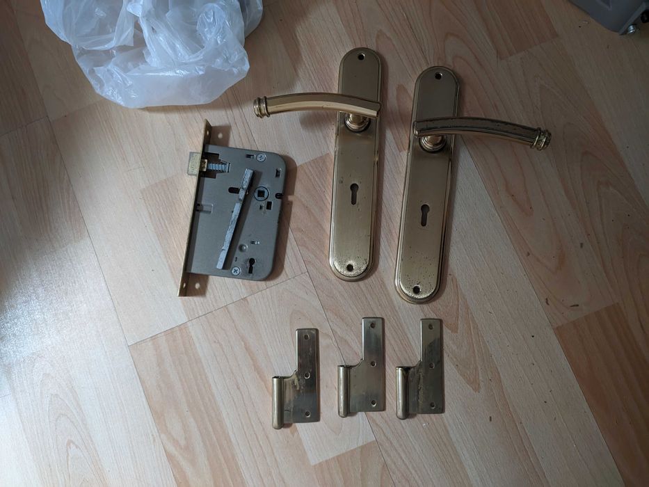 Fechadura, maçanetas e dobradiças para porta