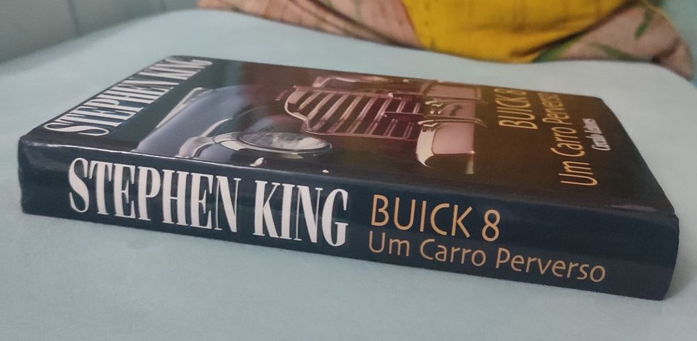 Livro de capa dura "Buick 8" do mestre Stephen King