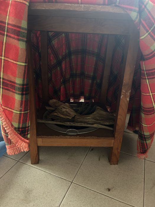 Sofa cama, mesa com braseiro, mesa apoio e duas cadeiras