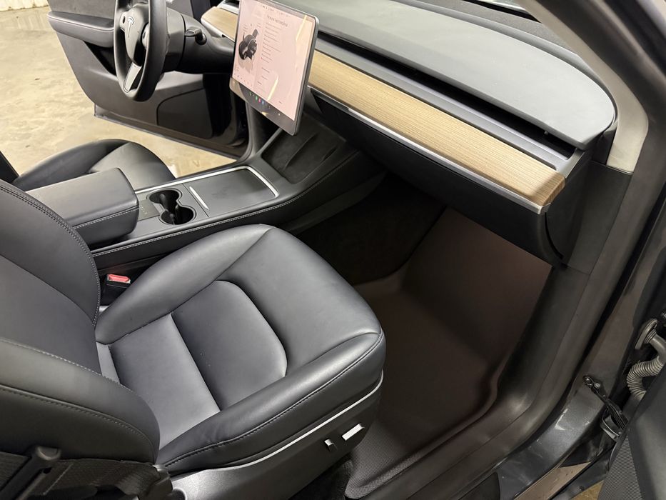 Tesla Model Y Long Range AWD, 7 місць