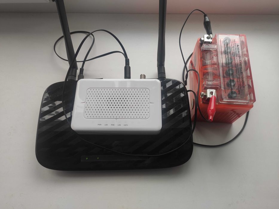 Кабель роутера та ONU від акумулятора чи від зарядної станції.