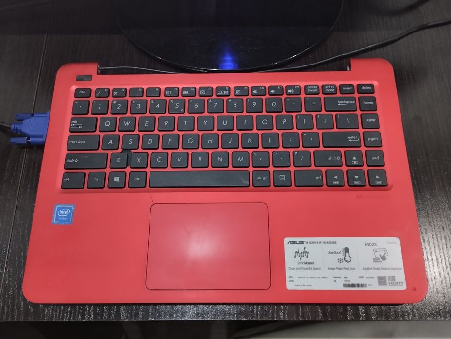 Laptop YouTube Netflix z monitorem lub bez