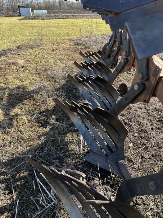 Плуг оборотний , навісний . 4+1 , смуговий відвал