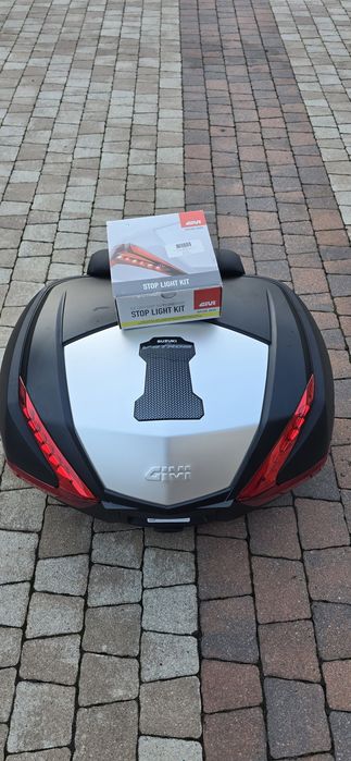 Givi V47 Tech wraz z oparciem i światłem STOP