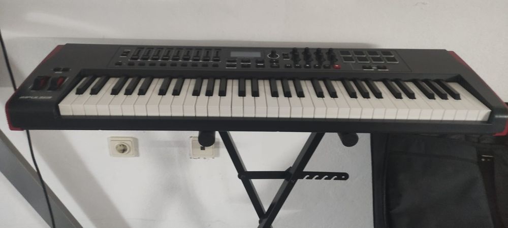 Novation Impulse 61 + pedal, suporte e bolsa