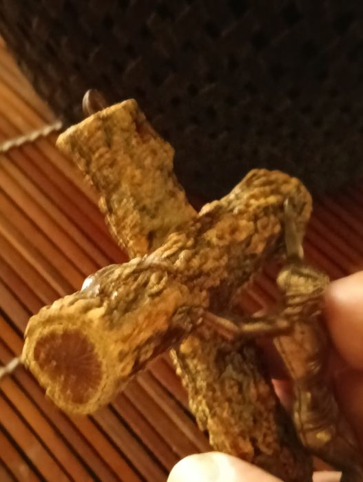 Livro, crucifixo em casca de carvalho ( cortiça) e metal