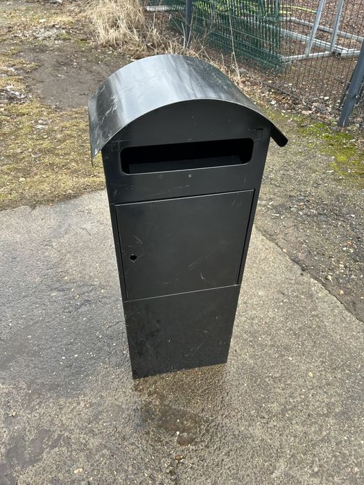 czarna metalowa skrzynka na paczki i listy