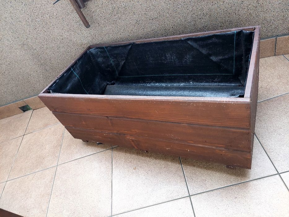 Drewniana donica na balkon, do ogrodu