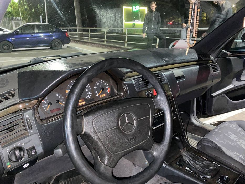 Mercedes-Benz e230