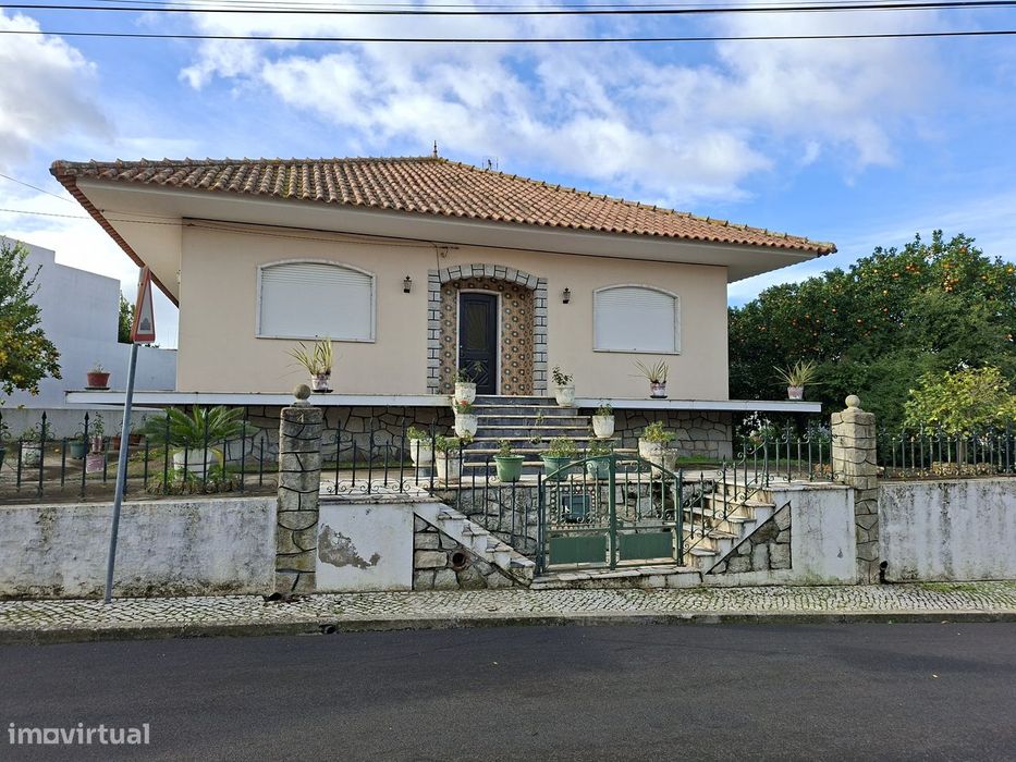 Moradia independente em rua da Fonte, 4,Vale de Cavalos