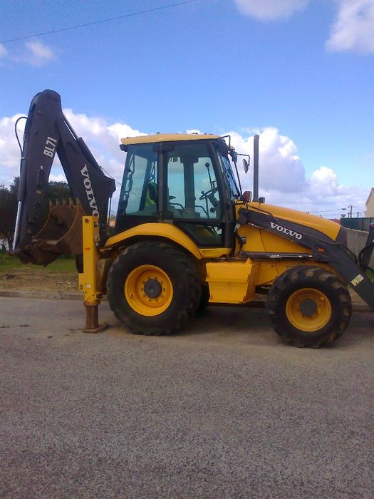 Serviço Retroescavadora com Manobrador.