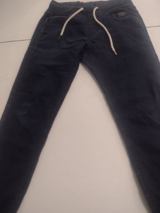 JEANSY granatowe z białymi sznurkamiI
