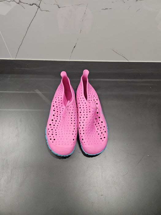 Różowe buty do wody na basen