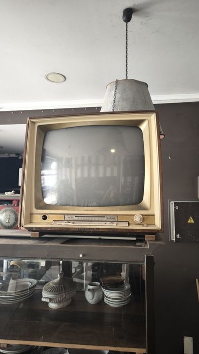 Televisão e Relógio pé alto antiguidade