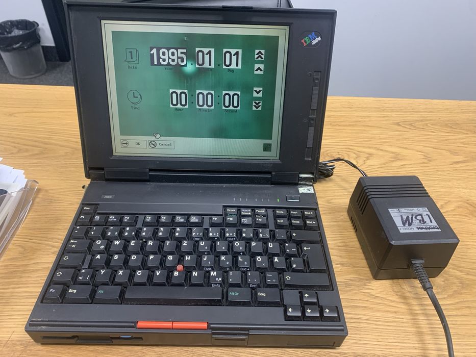 Stary tablet IBM chyba 1995 lub straszy dziala - z ladowarka