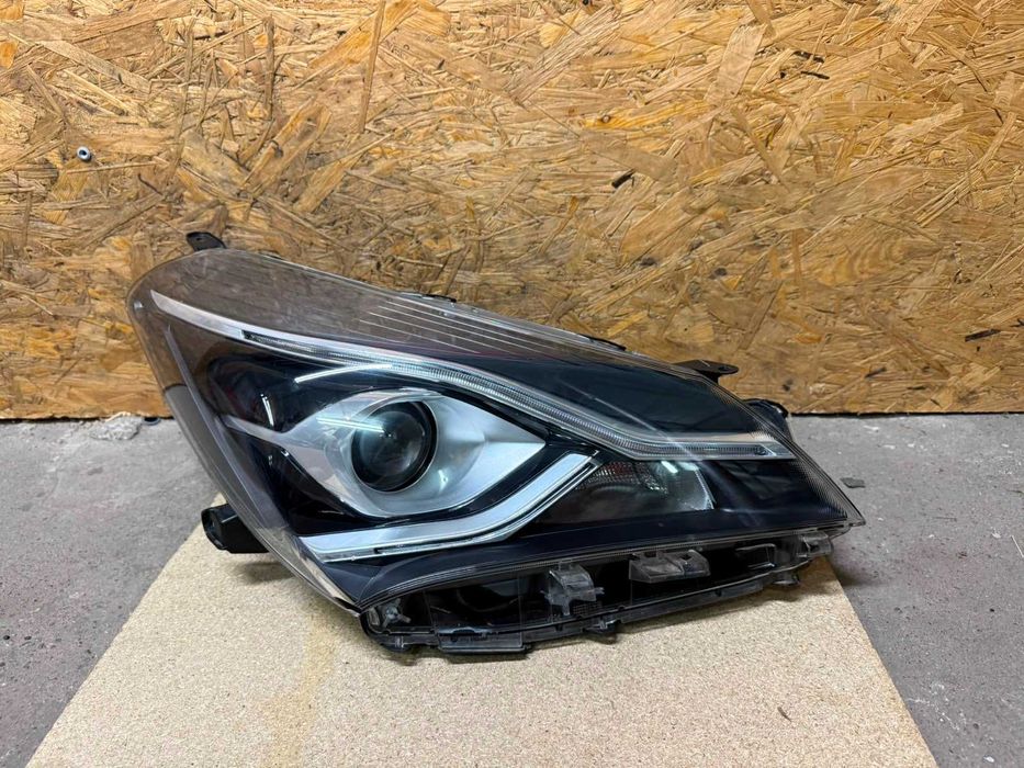 Lampa prawa przednia Toyota Yaris III lift 2017< soczewka plus led