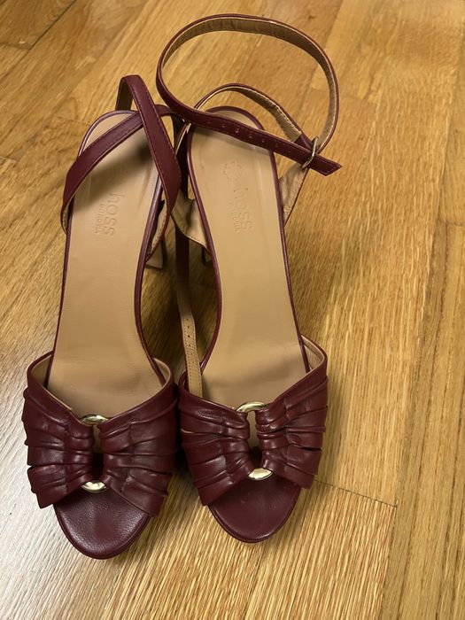 Sandalias muito elegantes de salto alto