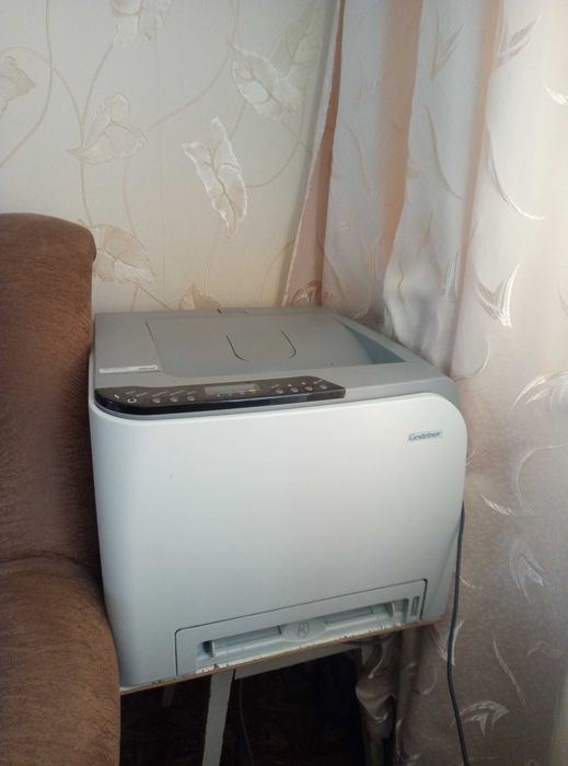 Продам цветной лазерный принтер. торг уместен