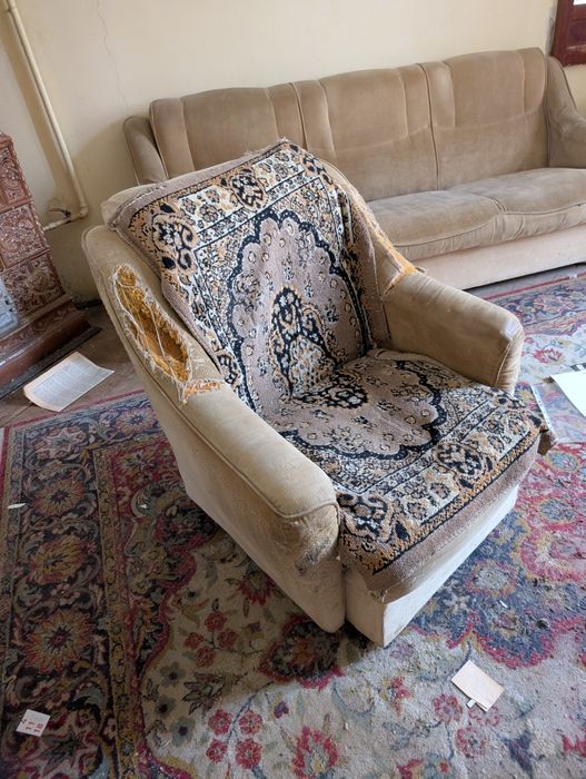 Диван+два м'які крісла безкоштовно.