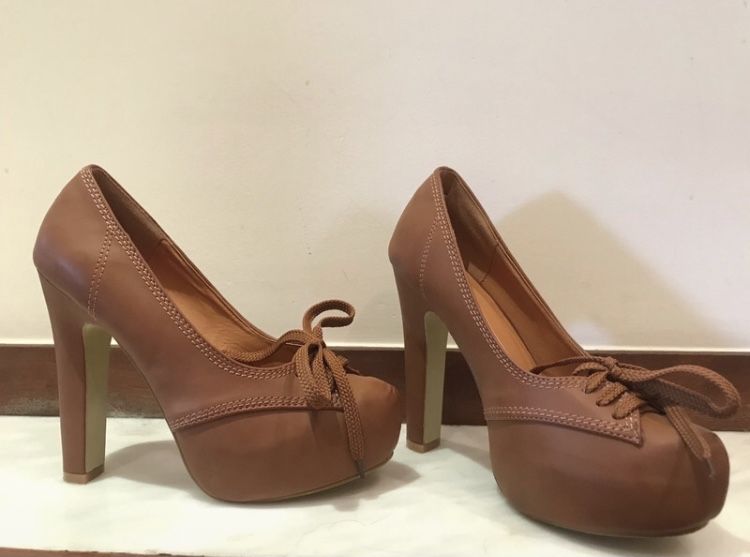 Sapatos camel marca Kling