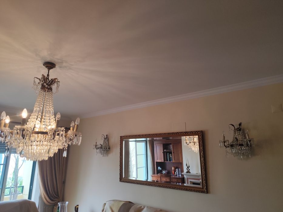 Espelho Grande com Moldura Dourada Entalhada – Estilo Clássico