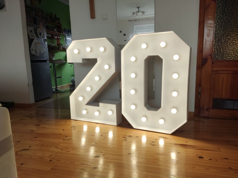 Cyfry LED w 3 D ,,20'' .