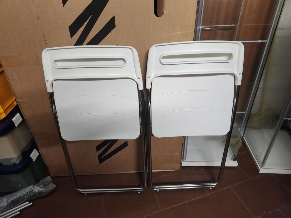 Cadeira plástica branca dobravel, cada uma 20,00€