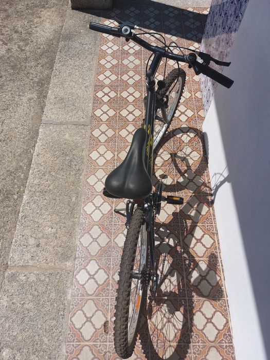 Bicicleta Shimano preta com mudanças, aro 26"