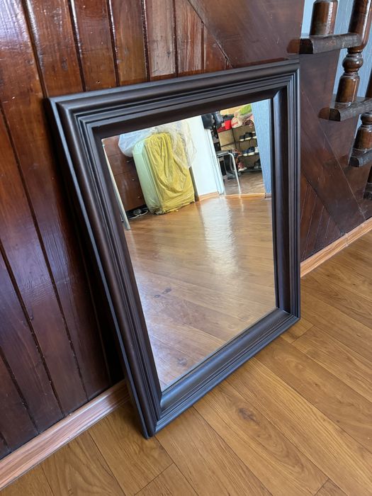 Продам зеркало в деревяной оправе.