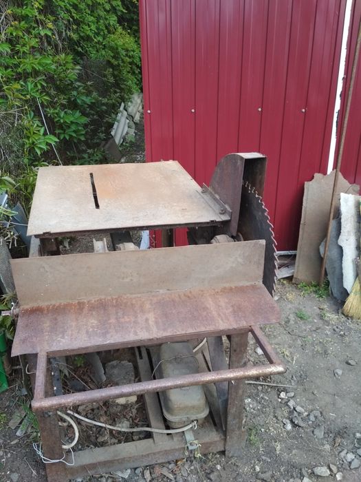 Циркулярка з двигуном.