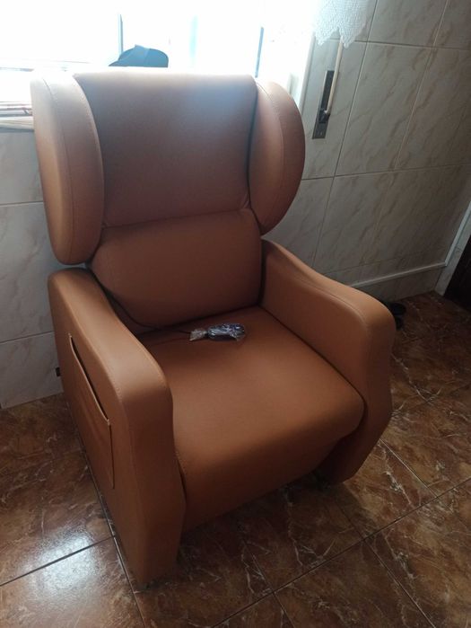 Cadeirão NOVO Electrico reclinável ideal para idosos em pele "camel"