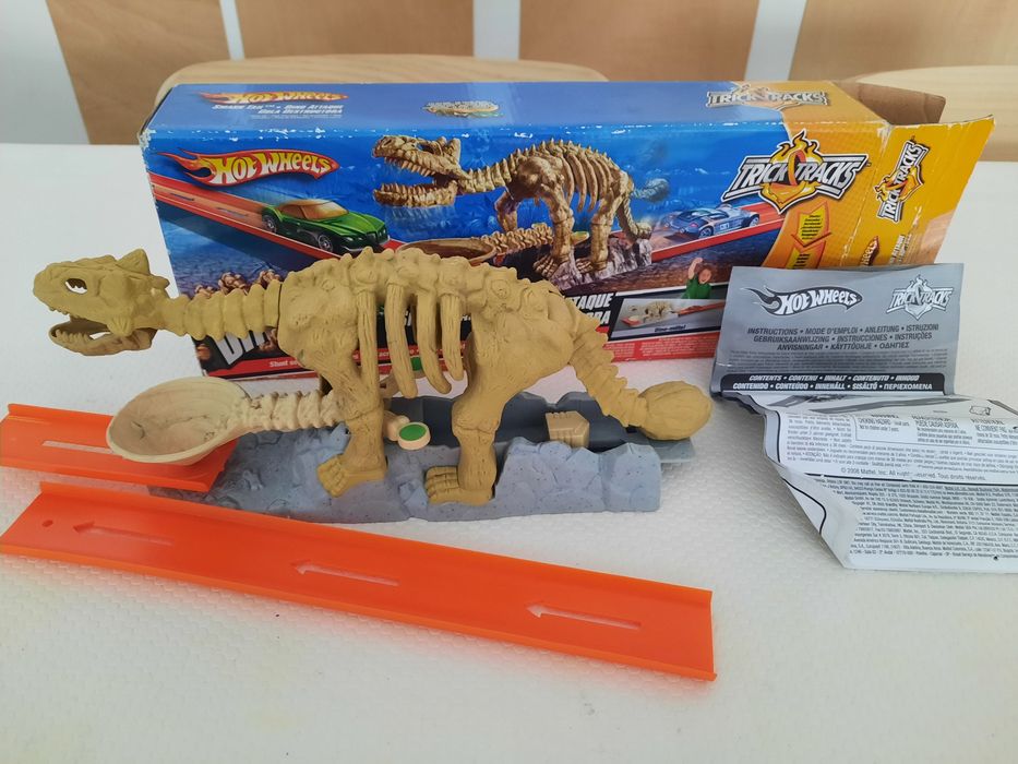 Várias pistas da Hot Wheels