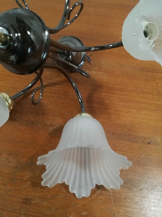 Lampa sufitowa pięcioramienna z białymi kloszami