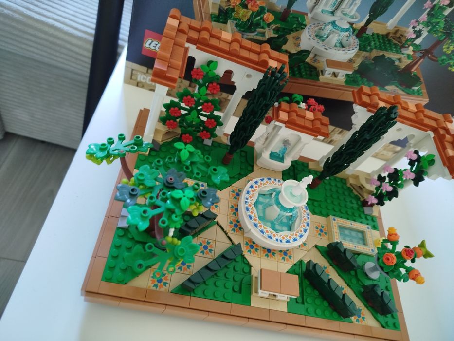 LEGO icons fontanna w ogrodzie
